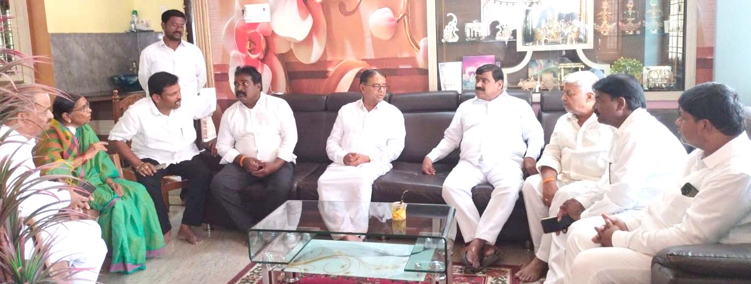టీఆర్ఎస్ నేతలను పరామర్శించిన ఎమ్మెల్సీ