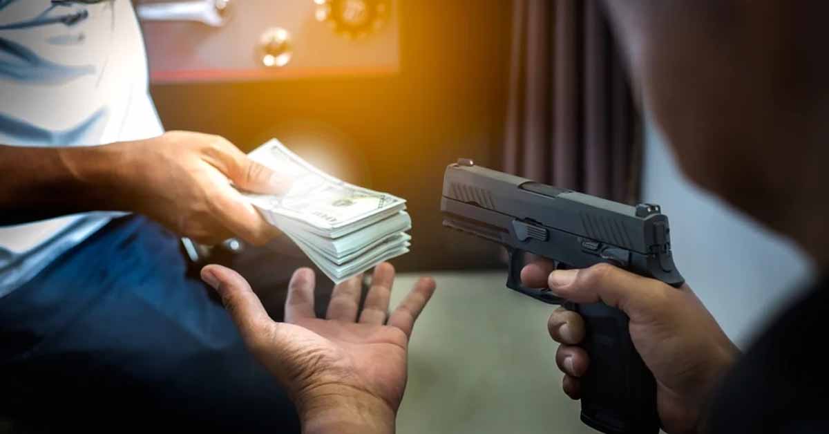 తుపాకీతో బెధిరించి చోరీ