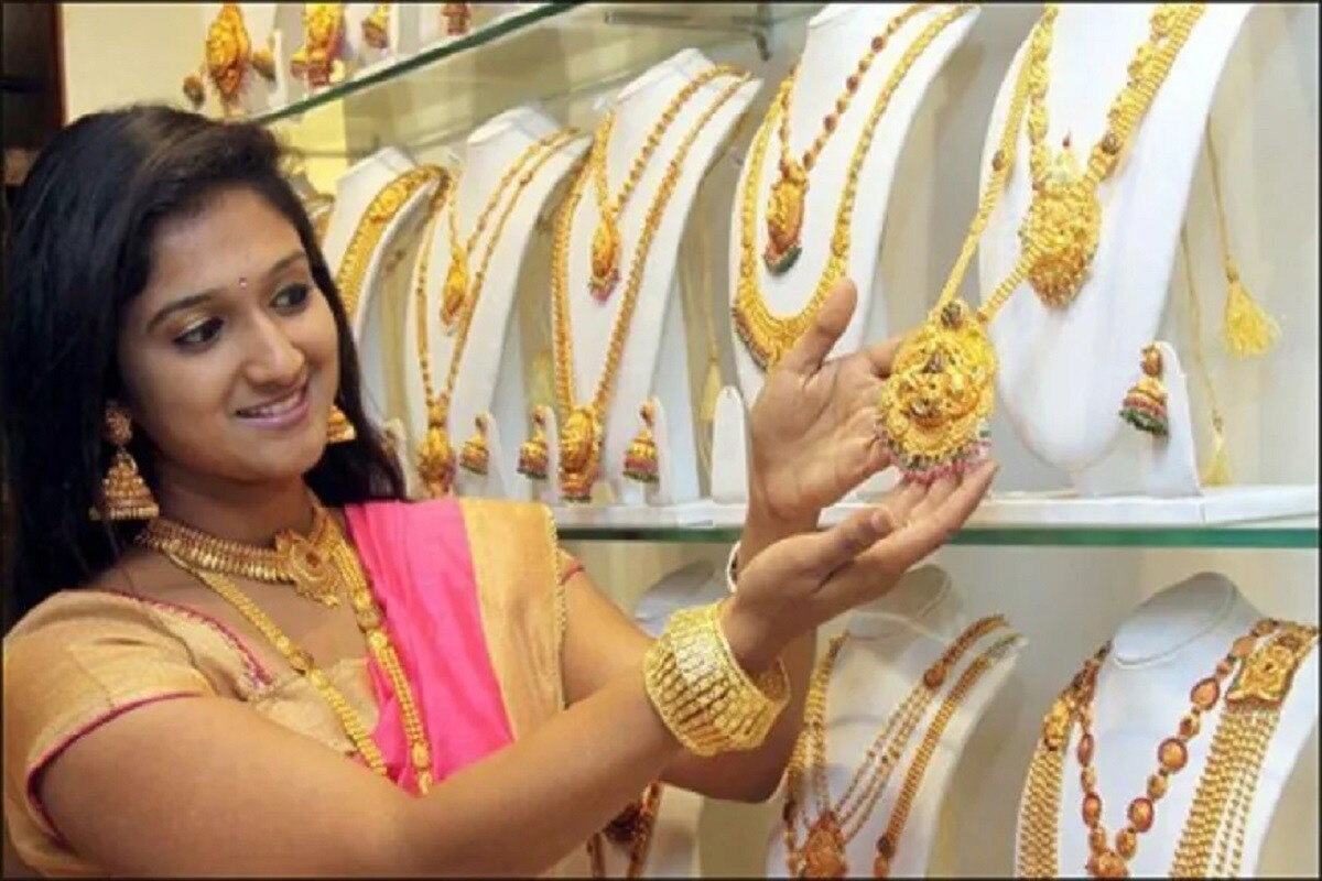 దిగివ‌స్తున్న‌బంగారం ధర..!