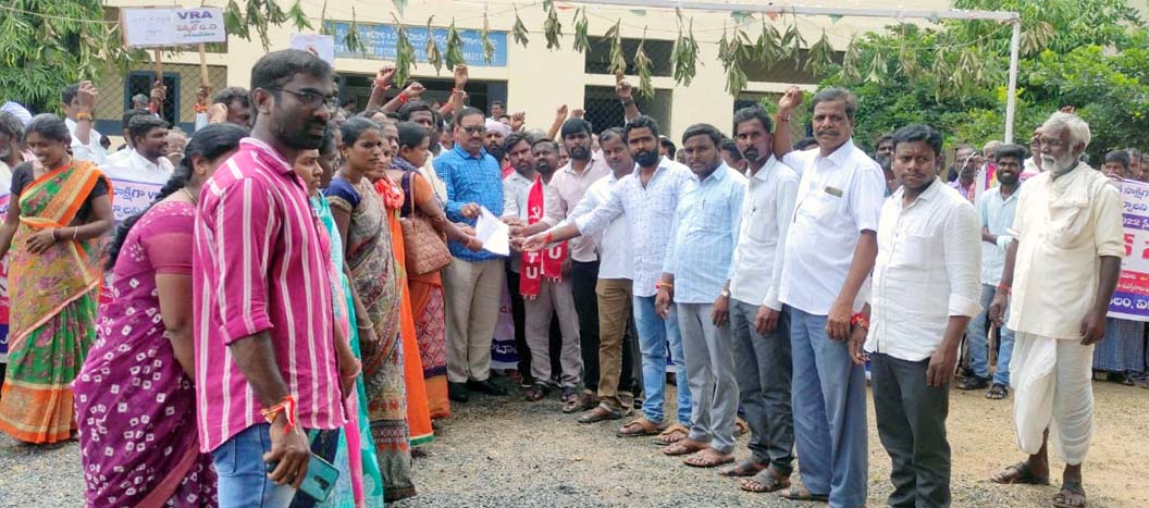 వీఆర్ఏలతో చెల‌గాల‌ట మాడొద్దు