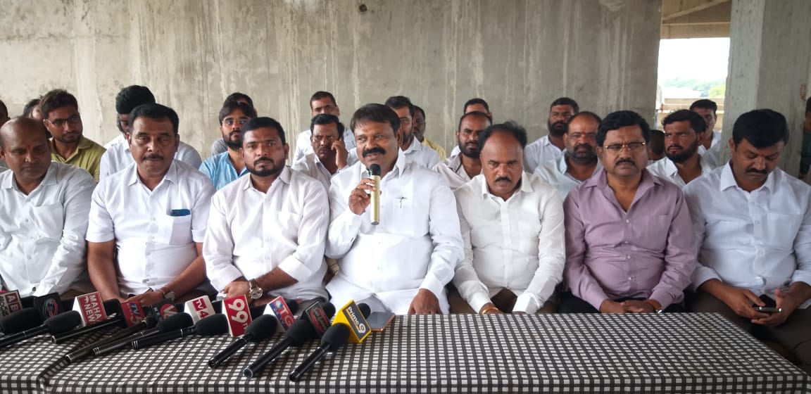 కుర్చీ ఎట్లా దిగ‌రో చూస్తాం..!