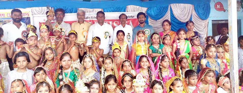 మైమరిపించిన చిన్నికృష్ణులు, గోపికలు