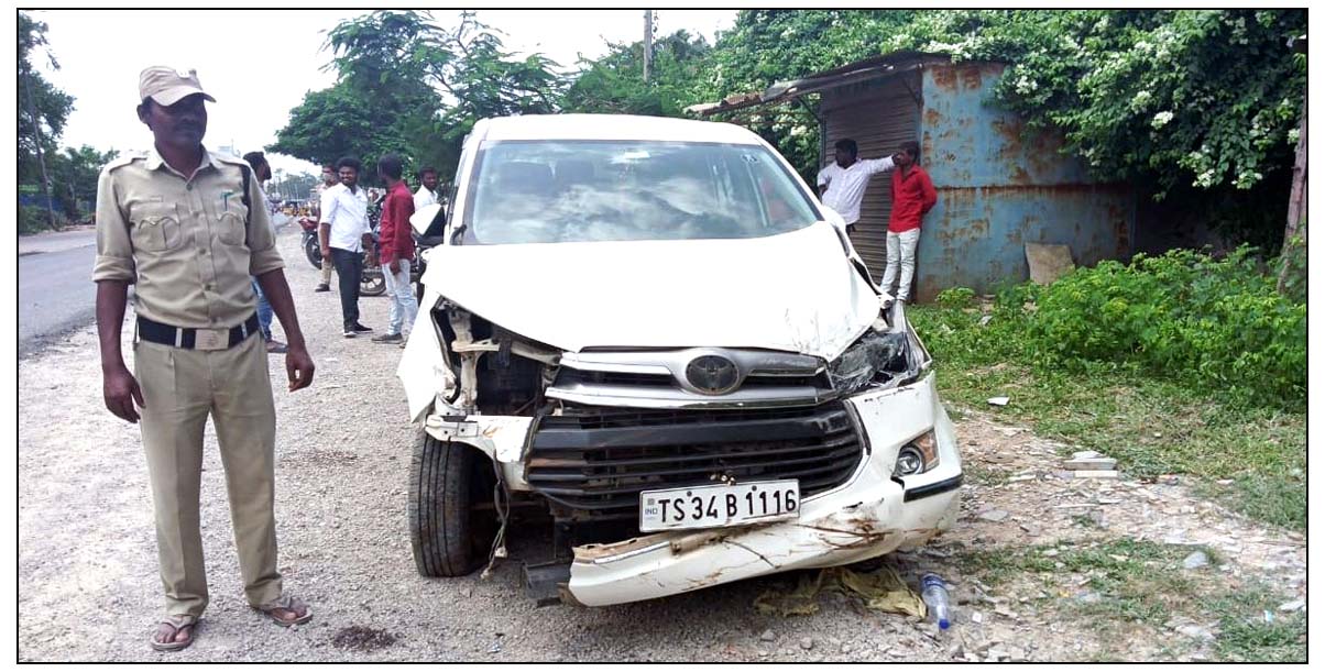 అదుపు త‌ప్పి షెడ్డులోకి