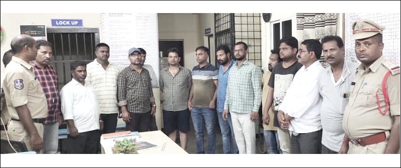 12 మంది పేకాట రాయుళ్లపై కేసు