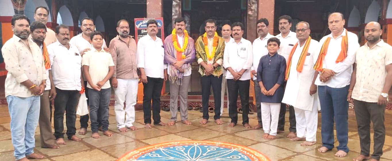 భ‌ద్రేశ్వ‌రాల‌యంలో రాజుగౌడ్‌కు స‌న్మానం