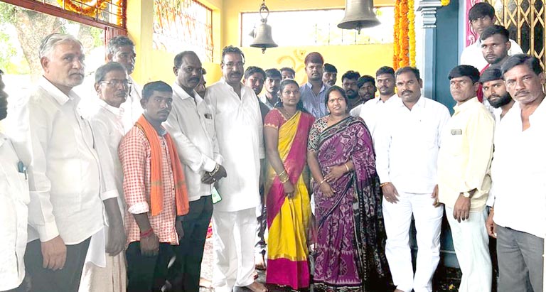 దేవుళ్ల‌ను ద‌ర్శించుకున్న ప‌టేల్ జ‌య‌శ్రీ‌