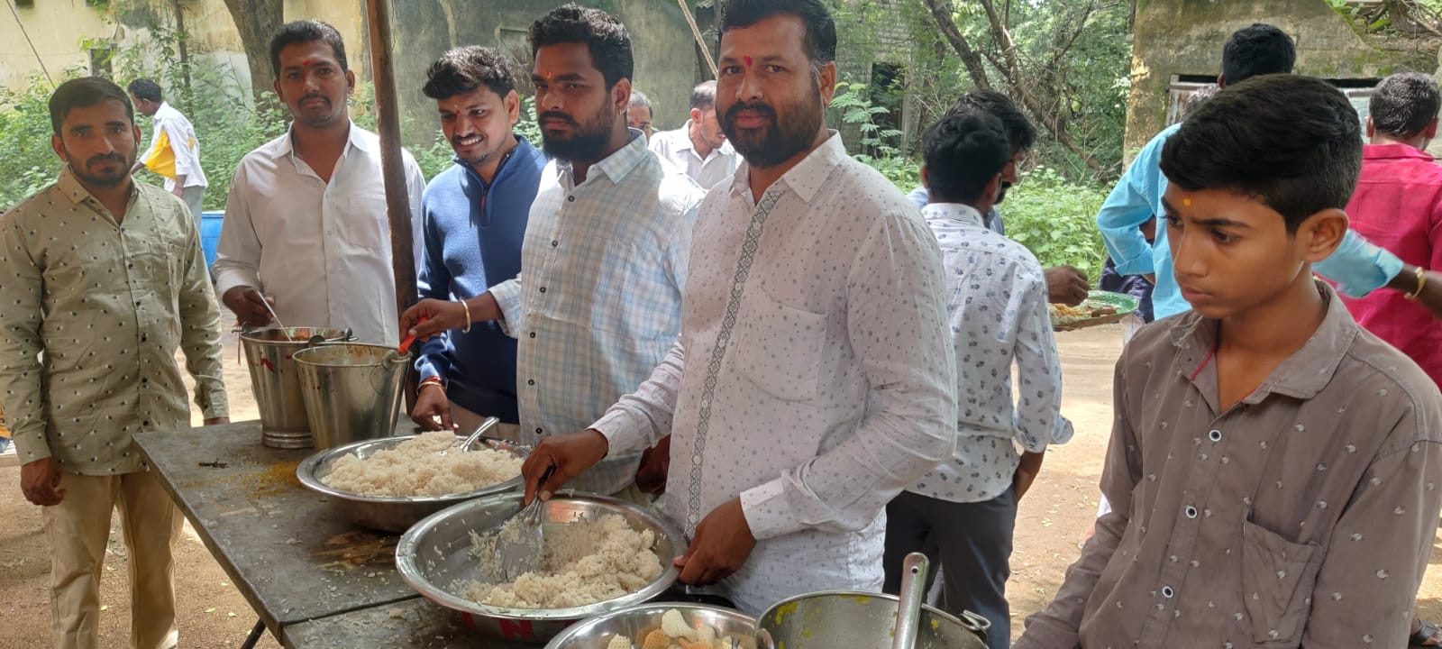 భ‌క్తుల‌కు అన్న‌దానం చేసిన వ‌రాల శ్రీ‌నివాస్ రెడ్డి