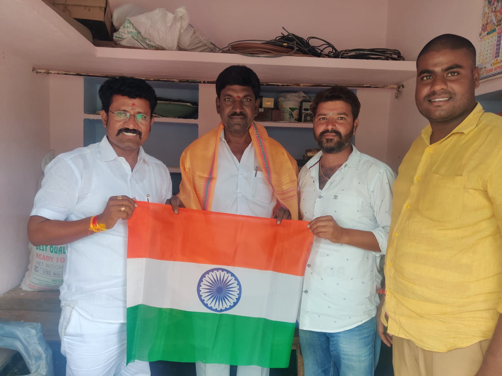 జ‌న్మ‌దినానికి జాతీయ జెండే బ‌హుమ‌తి