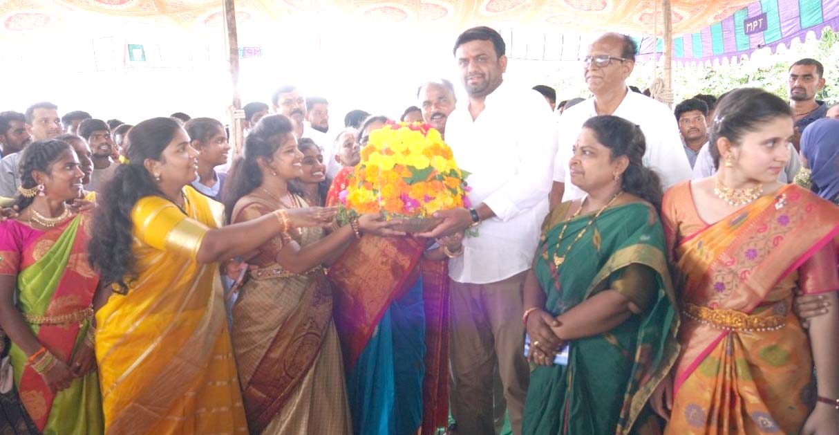 తెలంగాణ ఆత్మ గౌర‌వం బ‌తుకమ్మ