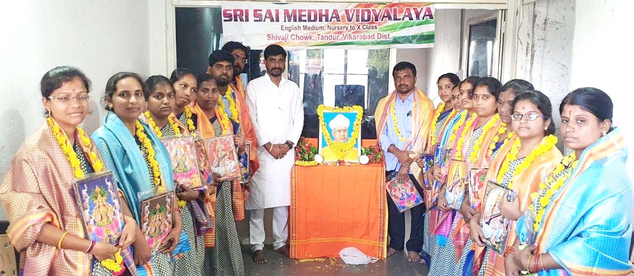 స‌మాజ నిర్మాత‌లు ఉపాధ్యాయులు