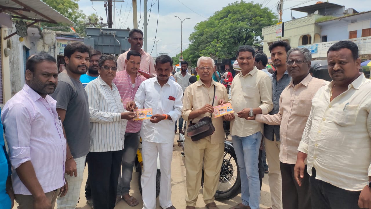 వ్యాపారిని వ‌రించిన రాయ‌ల్ ఎన్‌ఫీల్డ్ బుల్లెట్