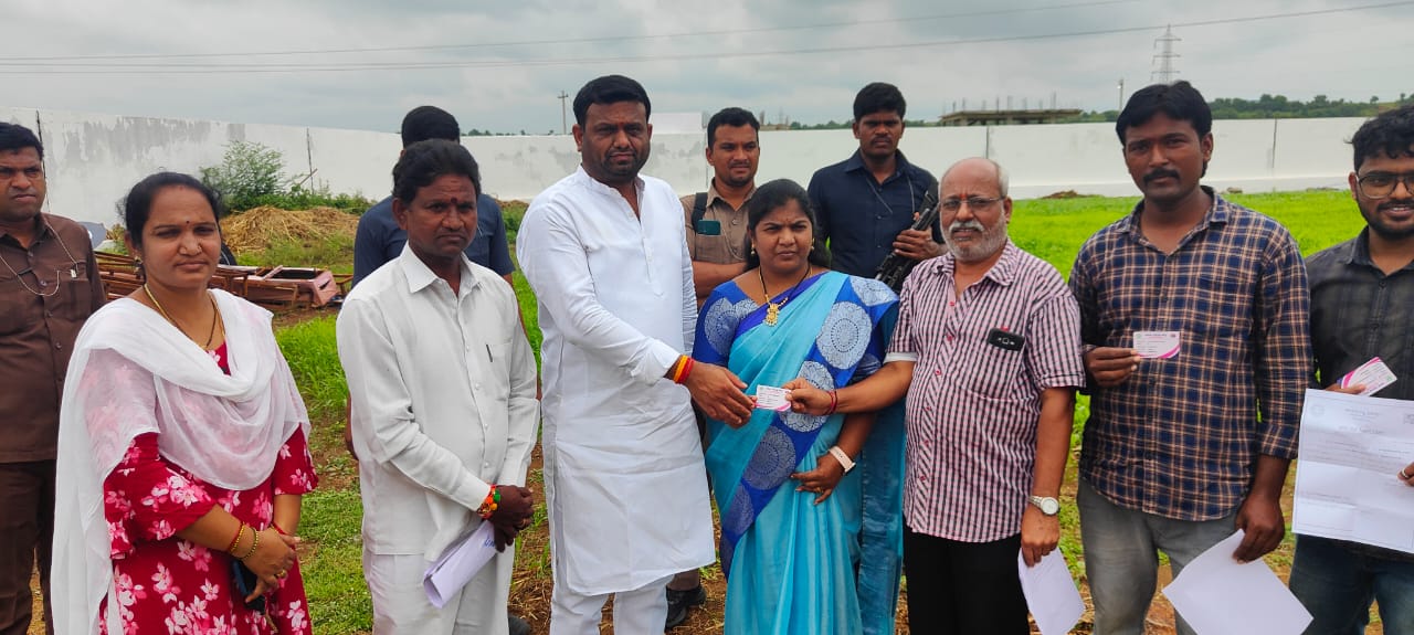 కేసీఆర్‌ను దీవించాలి