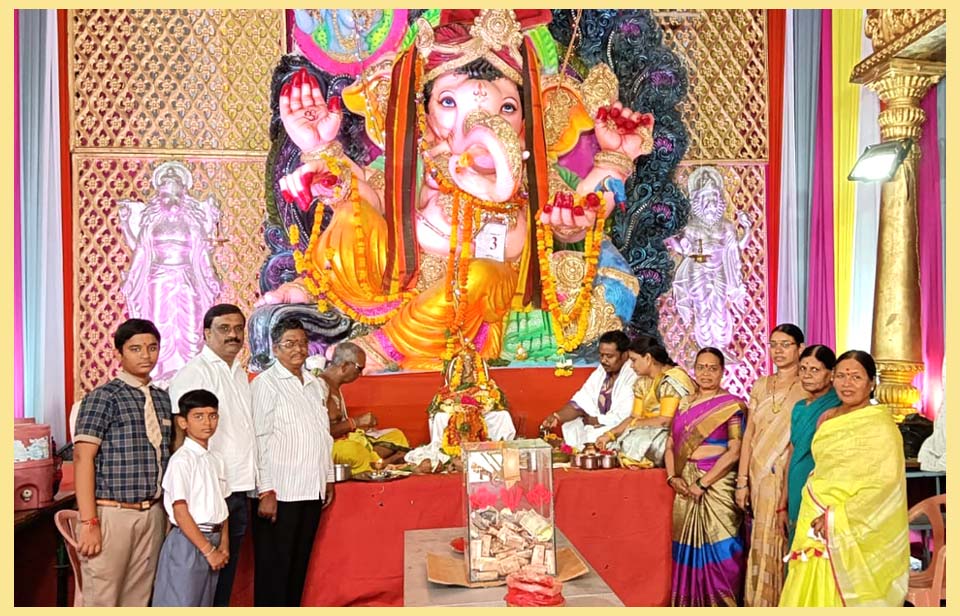 గణనాథునికి ఘనమైన పూజలు