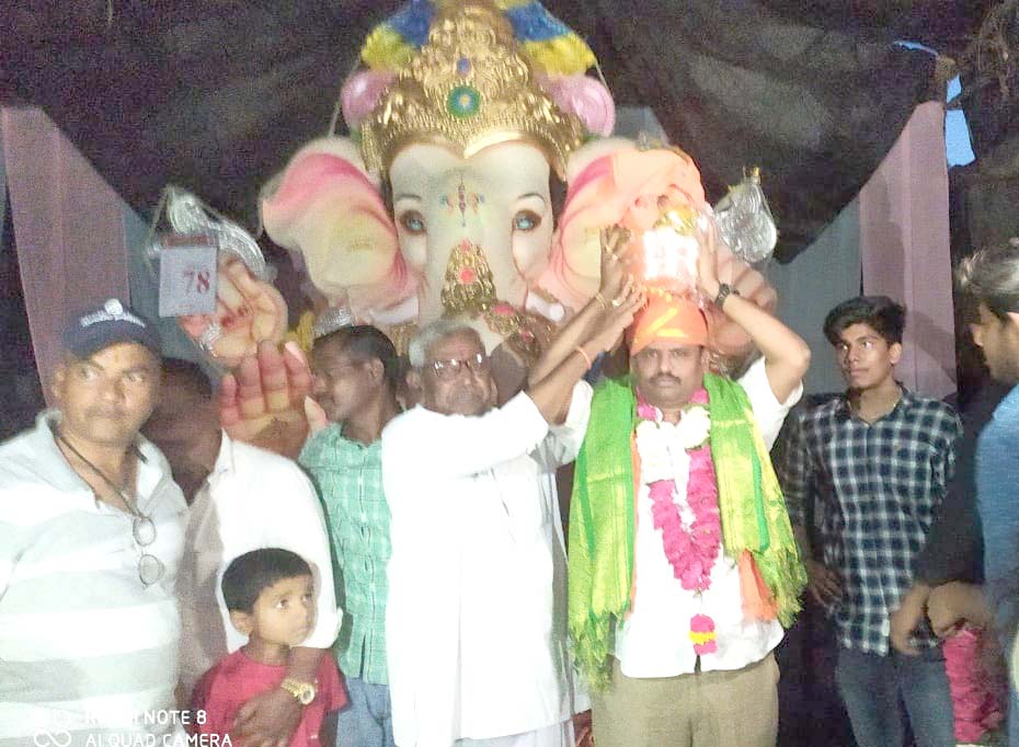 గ‌ణేష్ ల‌డ్డు ద‌క్కించుకున‌న డీవీఆర్