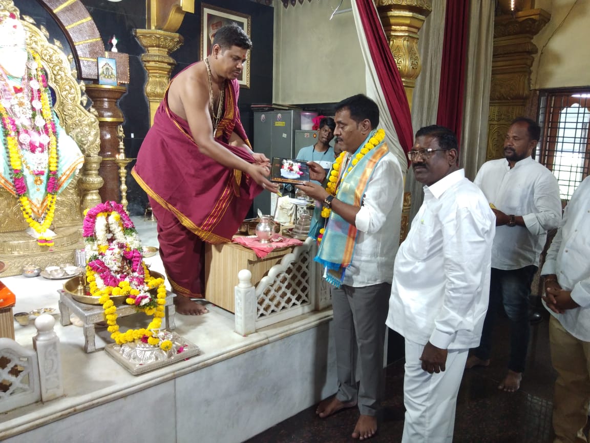 సాయినాథున్ని దర్శించుకున్న రాజుగౌడ్