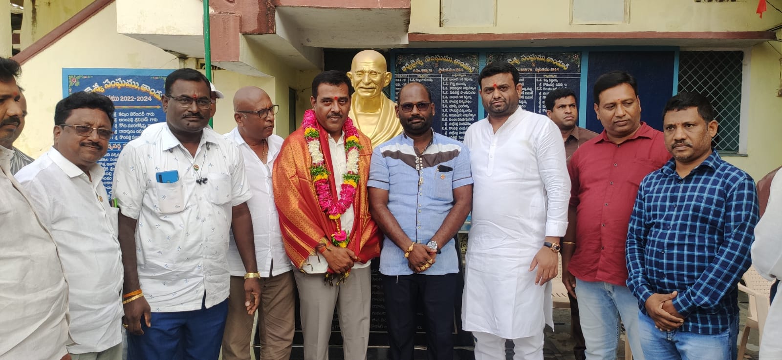 గ్రంథాల‌య చైర్మ‌న్ రాజుగౌడ్‌కు ఘ‌న స‌న్మానం