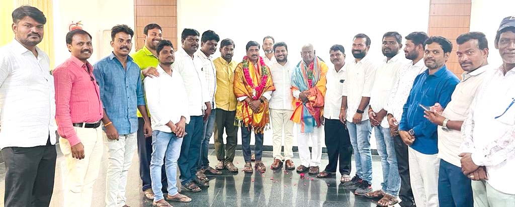బీసీల ఉద్య‌మ నేత‌లు మీరే