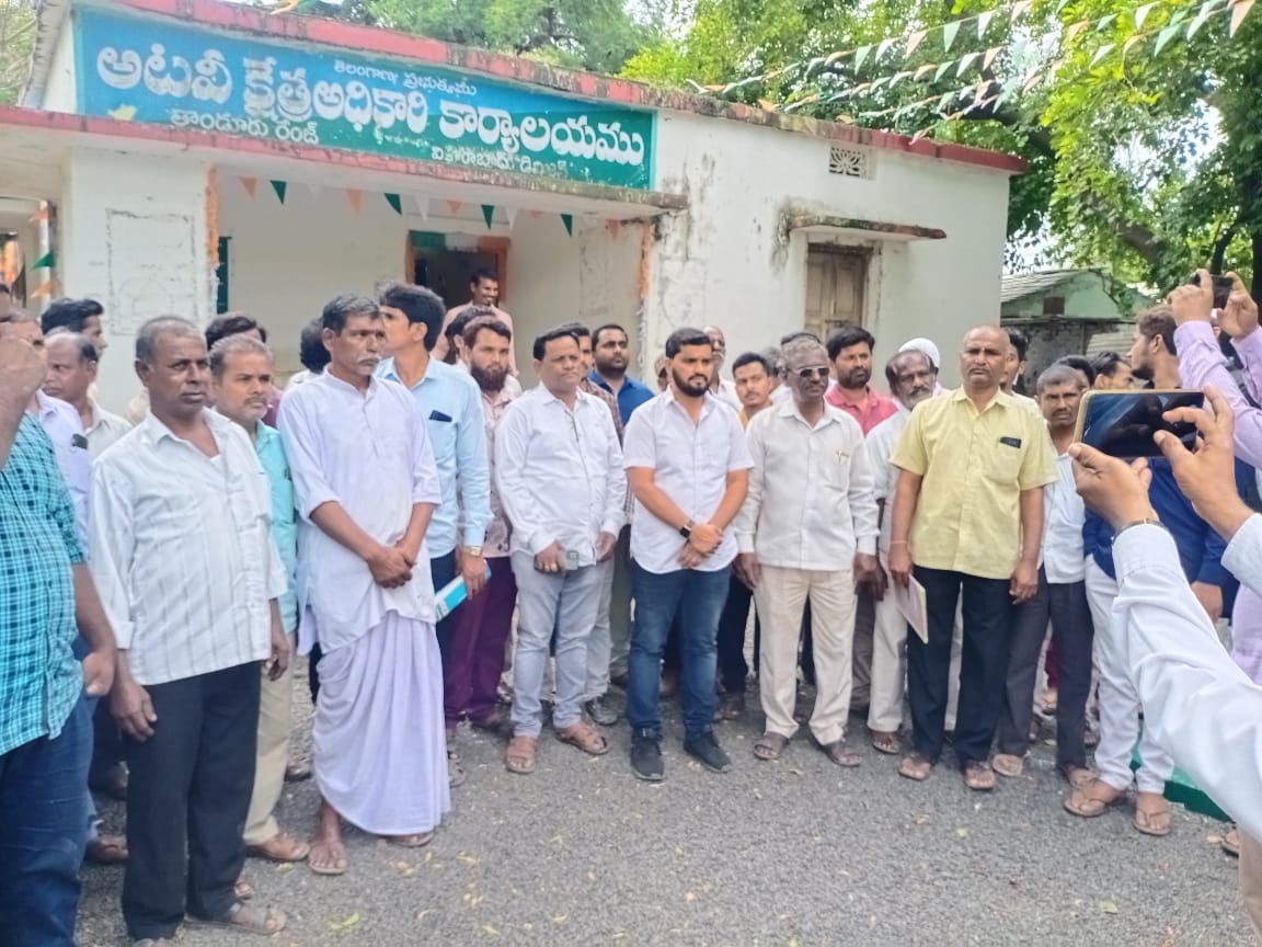 కార్పెంటర్ల కన్నెర్ర..!