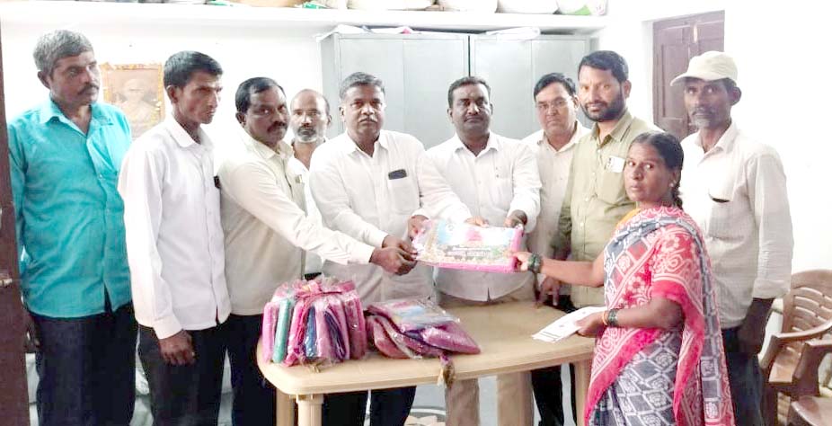 ఆడబిడ్డలకు సర్కారు కానుక