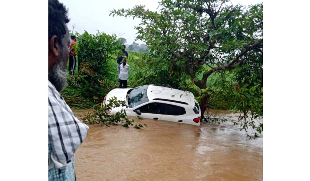 కారు కొట్టుకుపోయిన వాళ్లు బ‌తికొచ్చారు