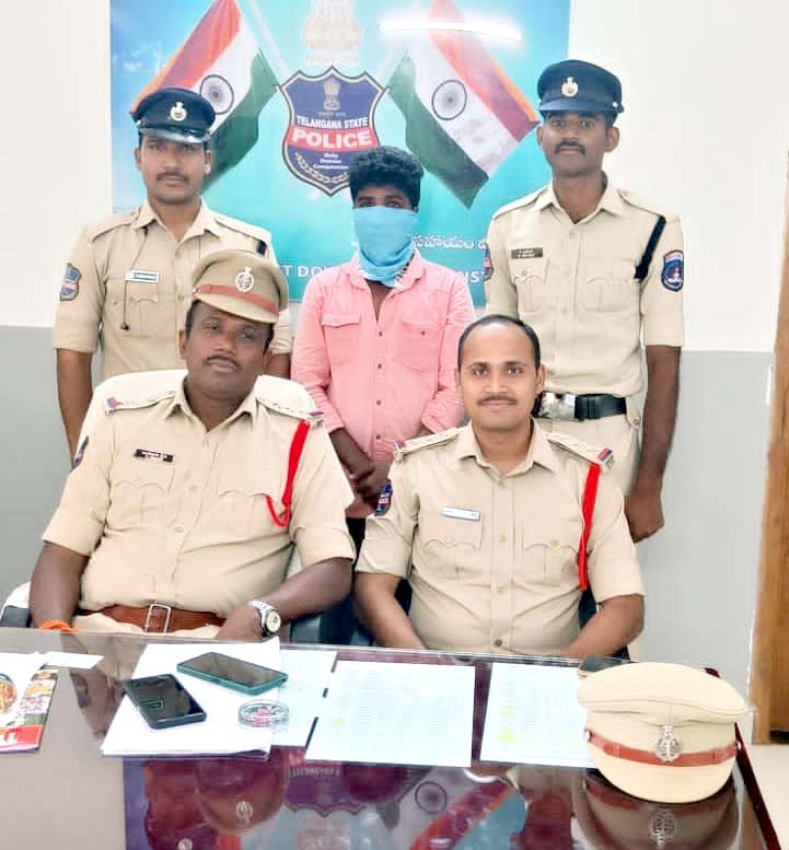 ప్లాస్టిక్ క‌వ‌ర్‌లో గంజాయి విక్ర‌యం