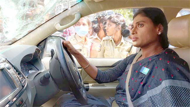 కారులోనే వైఎస్‌ షర్మిల అరెస్టు