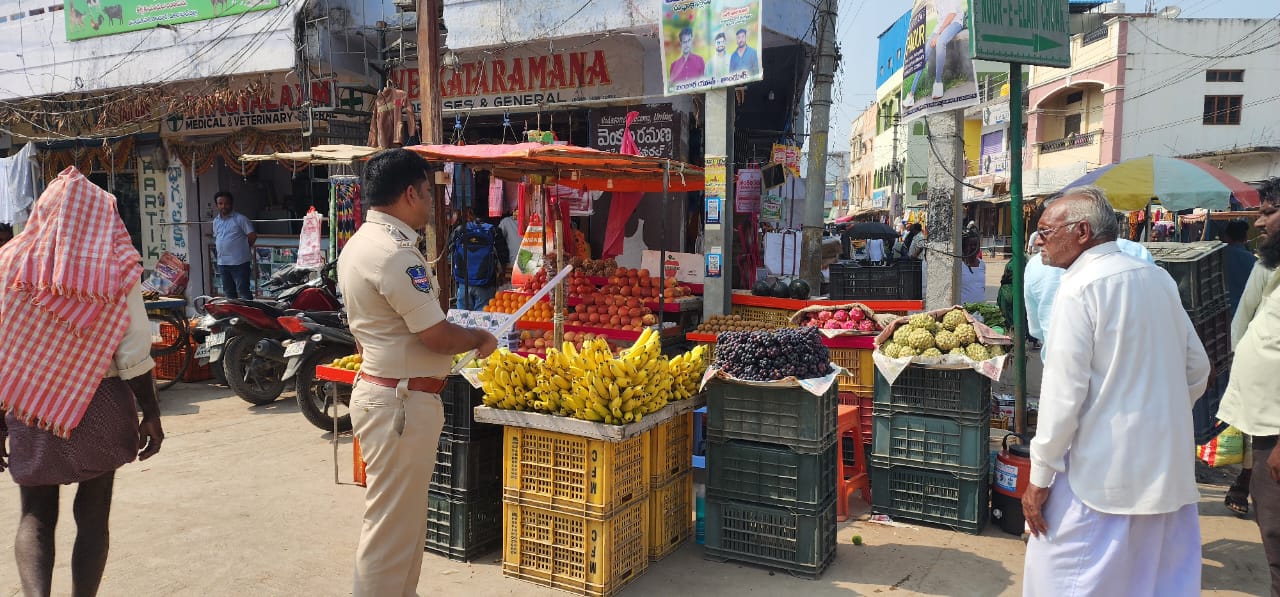 రోడ్లపై తోపుడు బండ్లు తీసేయండి