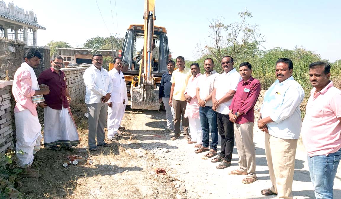 ఎమ్మెల్యే సహాకారంతో సీసీ రోడ్డు
