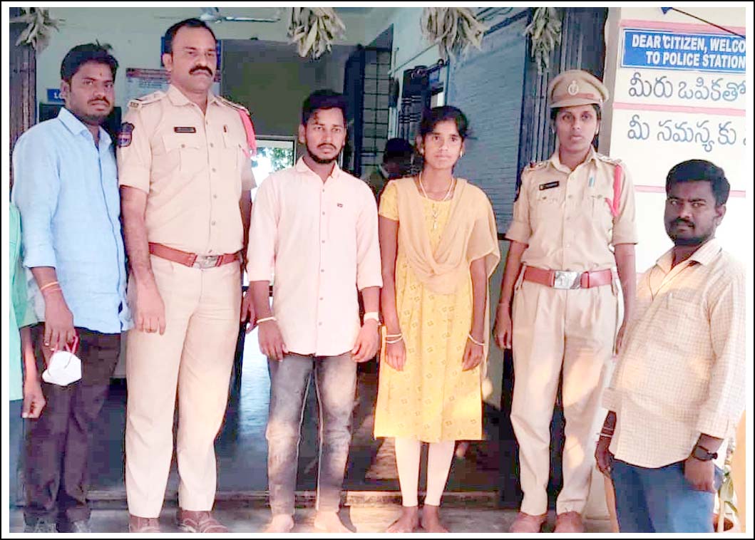 పోలీసులను ఆశ్రయించిన నవ దంపతులు