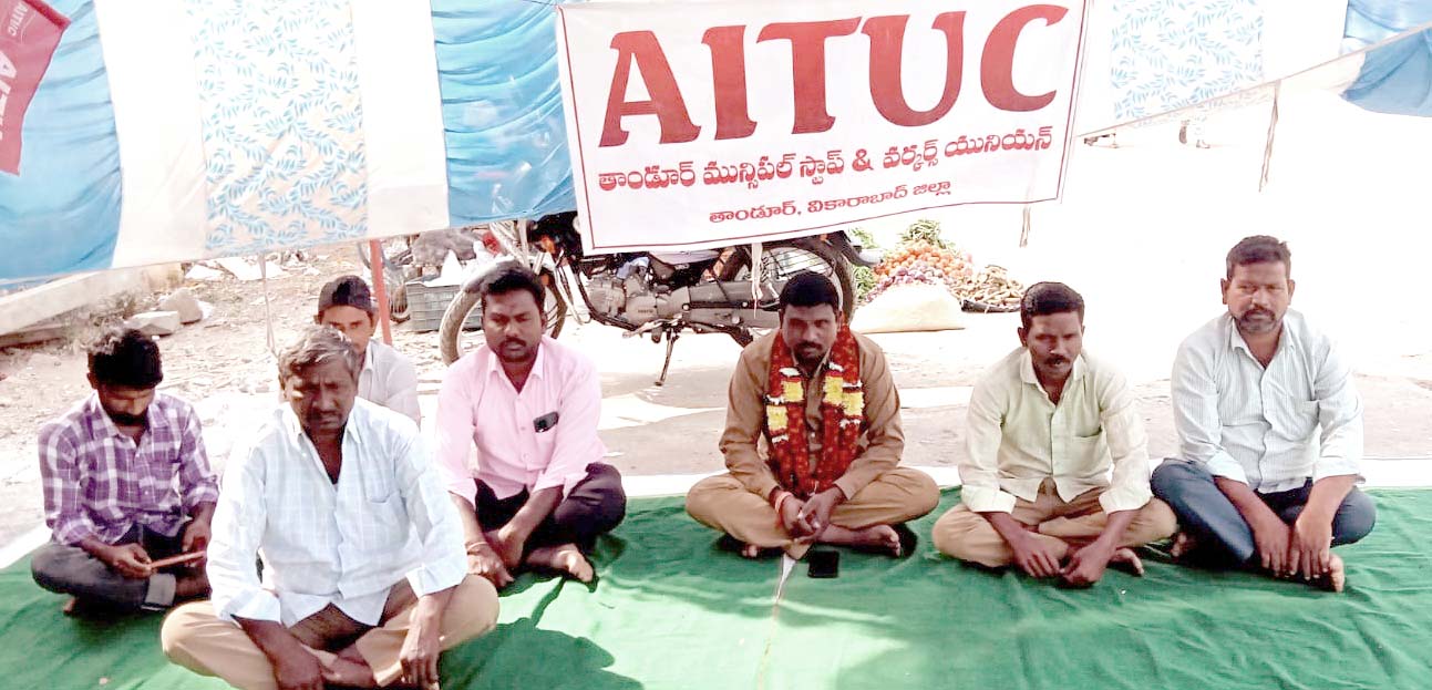 కార్మికుల నిరాహార దీక్ష