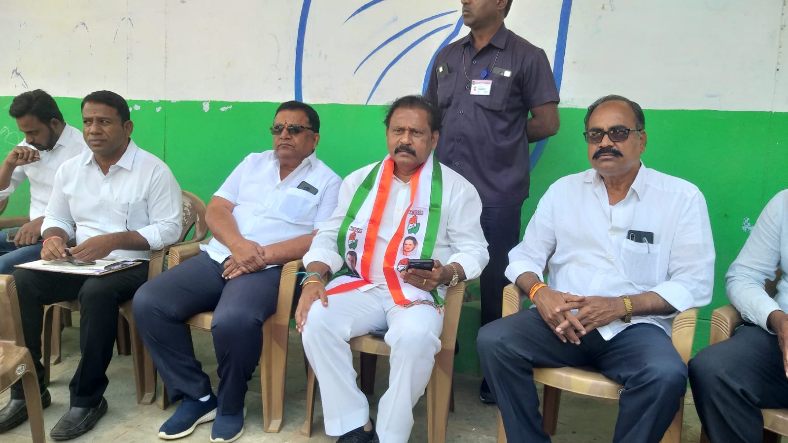 ఎమ్మల్యేల నిర్బంధం బాధాకరం