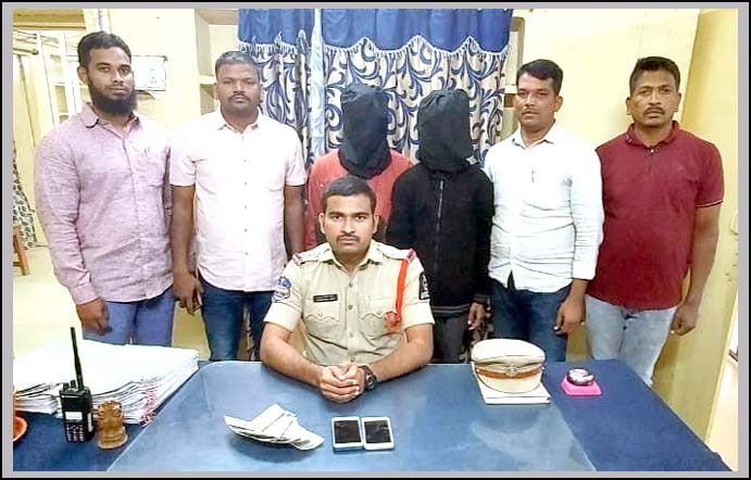 మోబైల్‌ షాపు దొంగలు దొరికారు..!