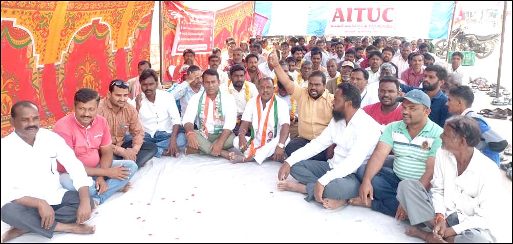 కార్మికులను రోడ్డెక్కించడం సిగ్గుచేటు