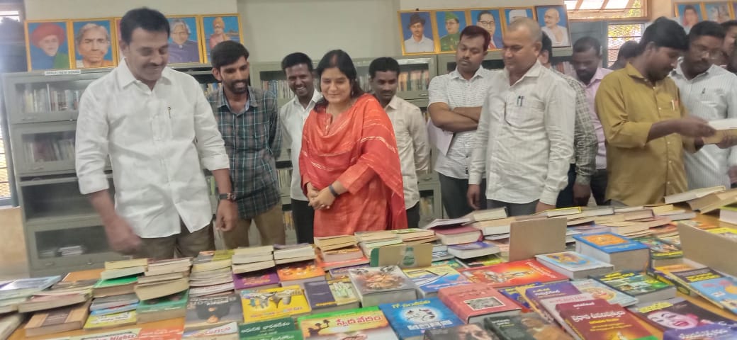 పుస్తక పఠనంతోనే విజ్ఞానం