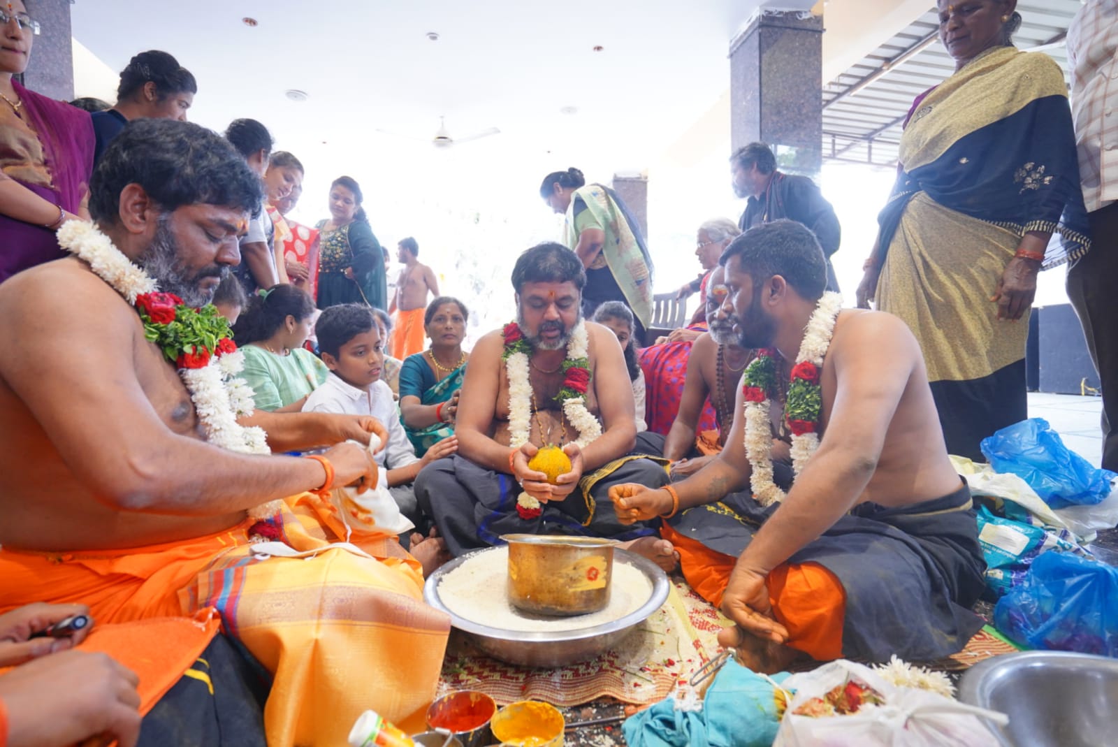 ఇరుముళ్లతో శబరికి బయల్దేరిన అయ్యప్ప స్వాములు