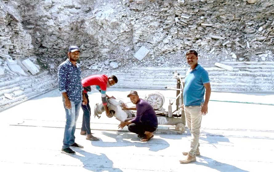 అధికారుల వేట.. వెనక్కితగ్గిన అక్రమార్క మూక
