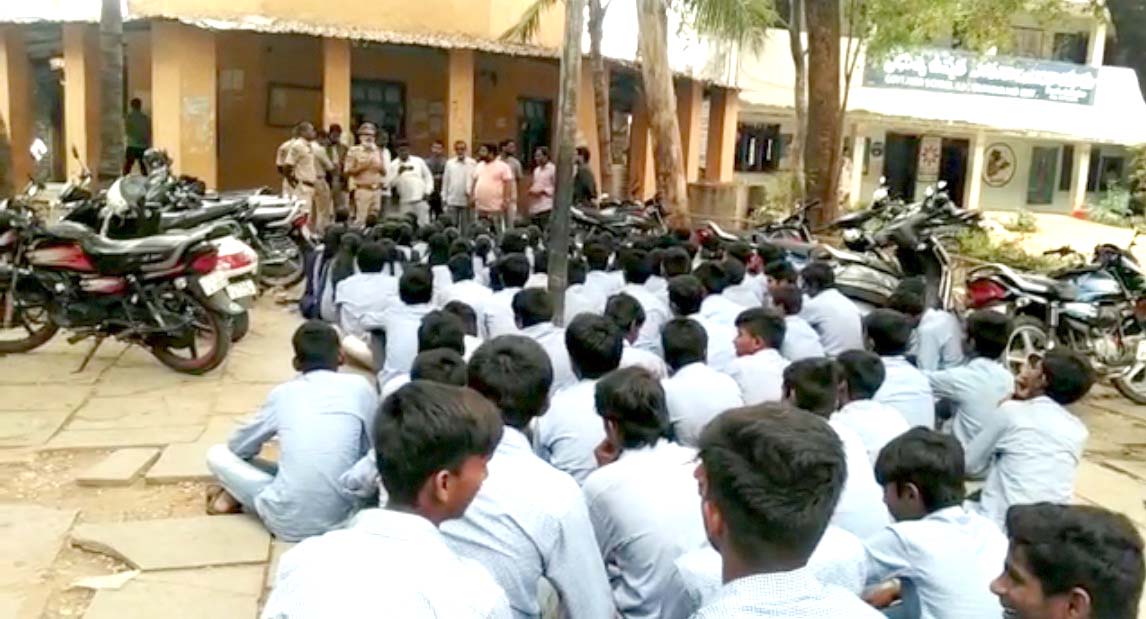 కళాశాలనే కంపు లేపుతారా..!