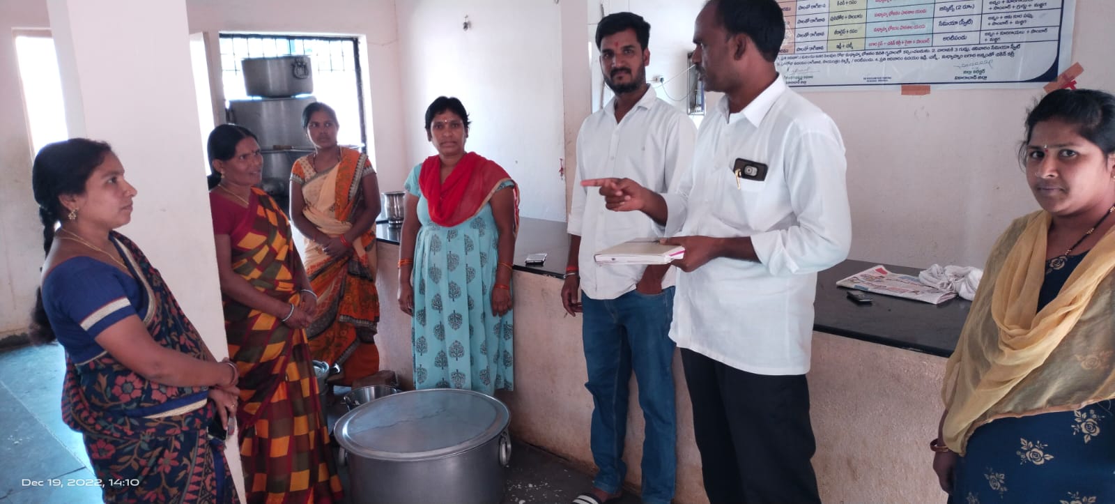 విద్యార్థులతో పనులు చేయిస్తే సహించేది లేదు
