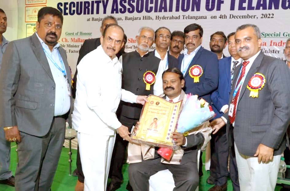 విఠల్‌ నాయక్‌ను సన్మానించిన హోమంత్రి