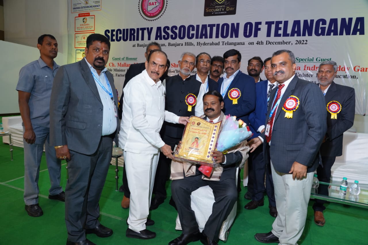 విఠల్‌ నాయక్‌ను సన్మానించిన హోమంత్రి