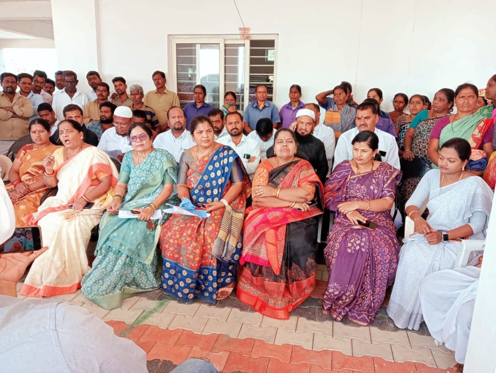 సీటు మీద కూర్చుకోవడం సిగ్గుచేటు