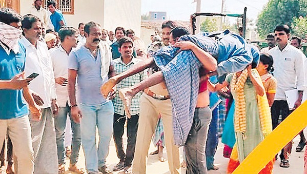 భుజంపై మృతదేహంతో పరుగు