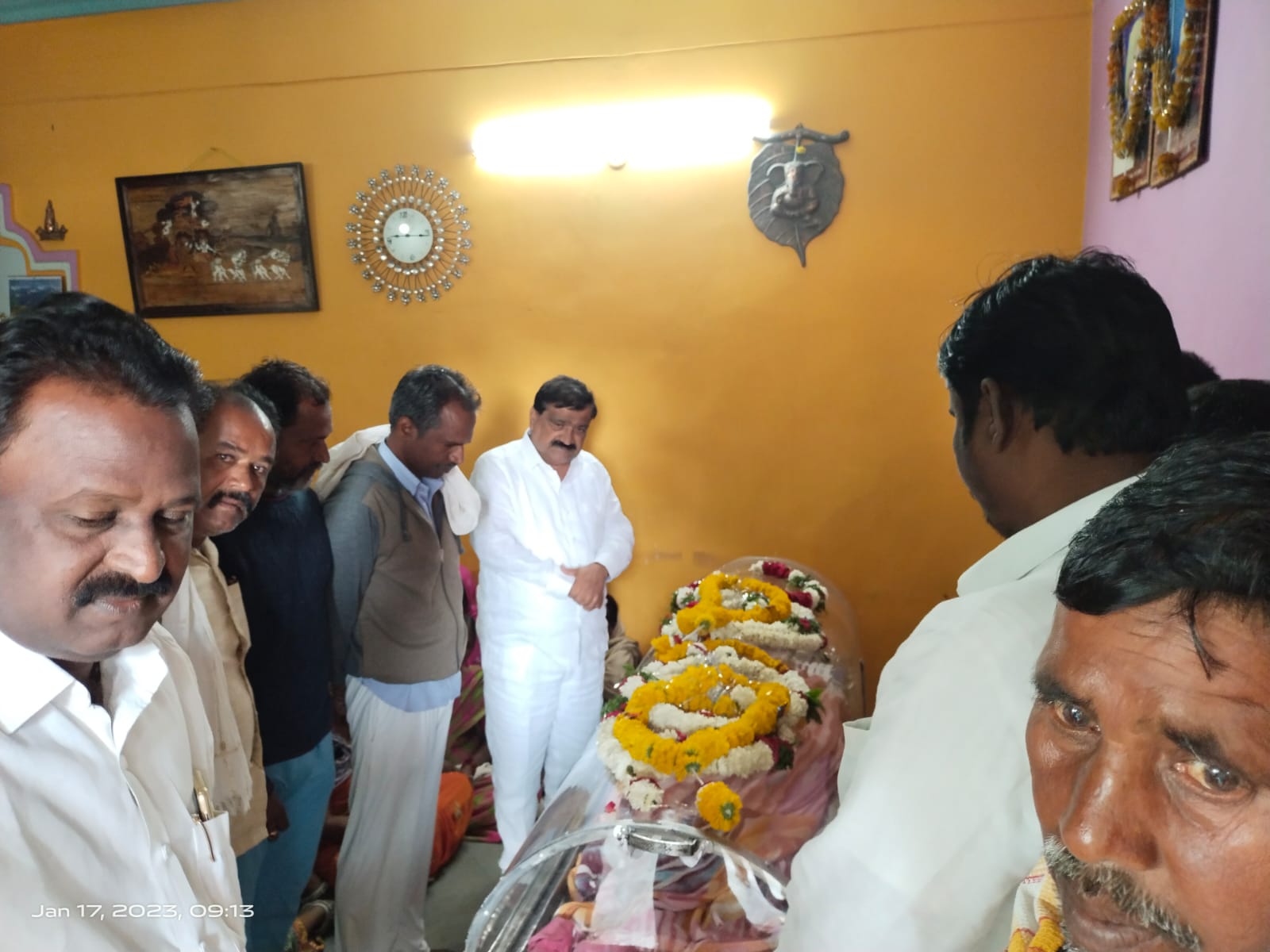 మనోహర్ యాదవ్‌ కుటుంబాన్ని పరామర్శించిన ఎమ్మెల్సీ