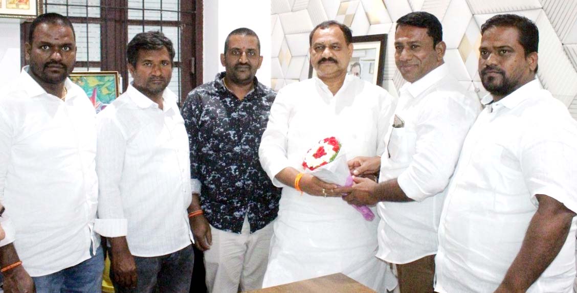 టీపీసీసీ వర్కింగ్ ప్రెసిడెంట్ ను కలిసిన నేతలు