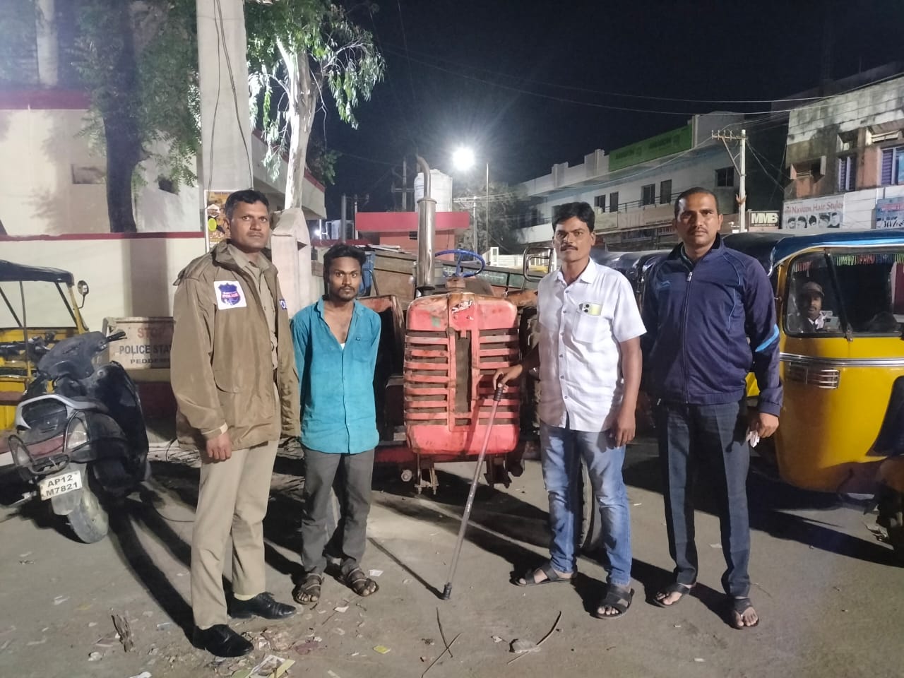 అనుమతులు లేకుండా ఇసుక రవాణా