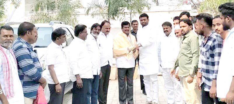 ఎమ్మెల్యే వర్గంలో చేరిన కొన్సిలర్ వెంకన్న గౌడ్
