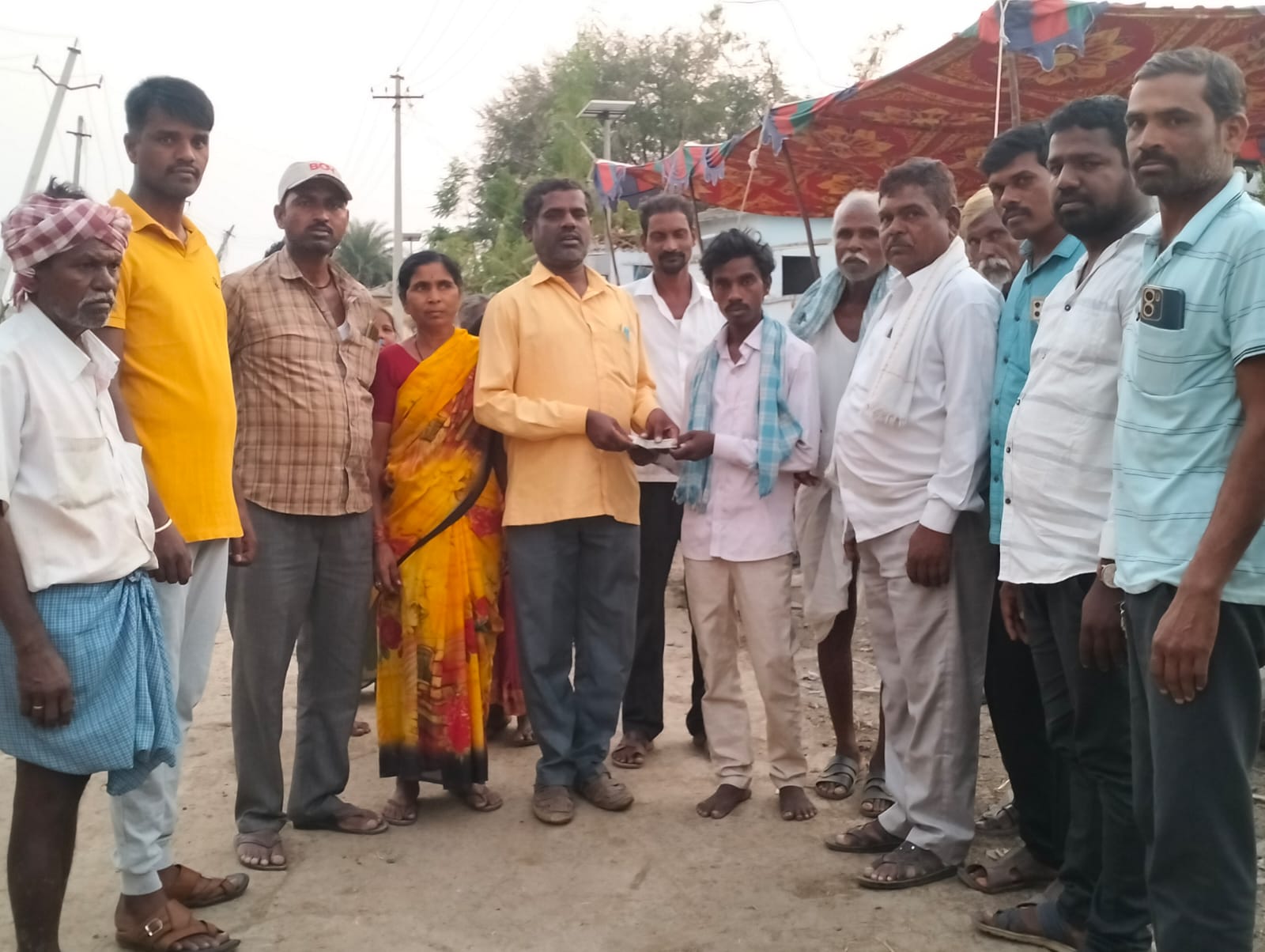 మృతుని కుటుంబానికి సాయం