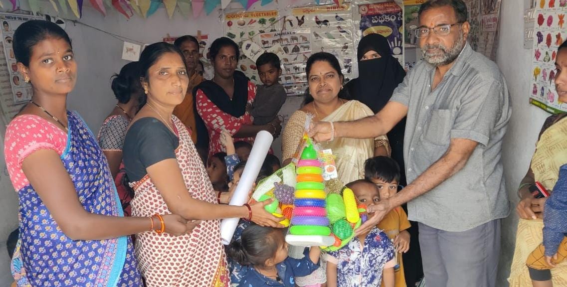చిన్నారులకు ఆనందం పంచిన కౌన్సిలర్