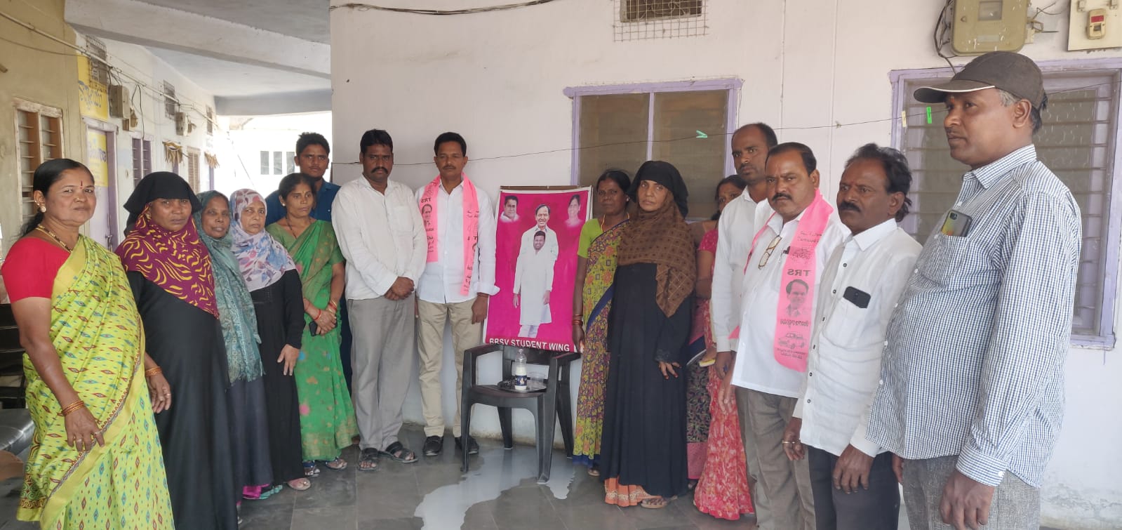 సీఎం కేసీఆర్ చిత్రపటానికి పాలాభిషేకం