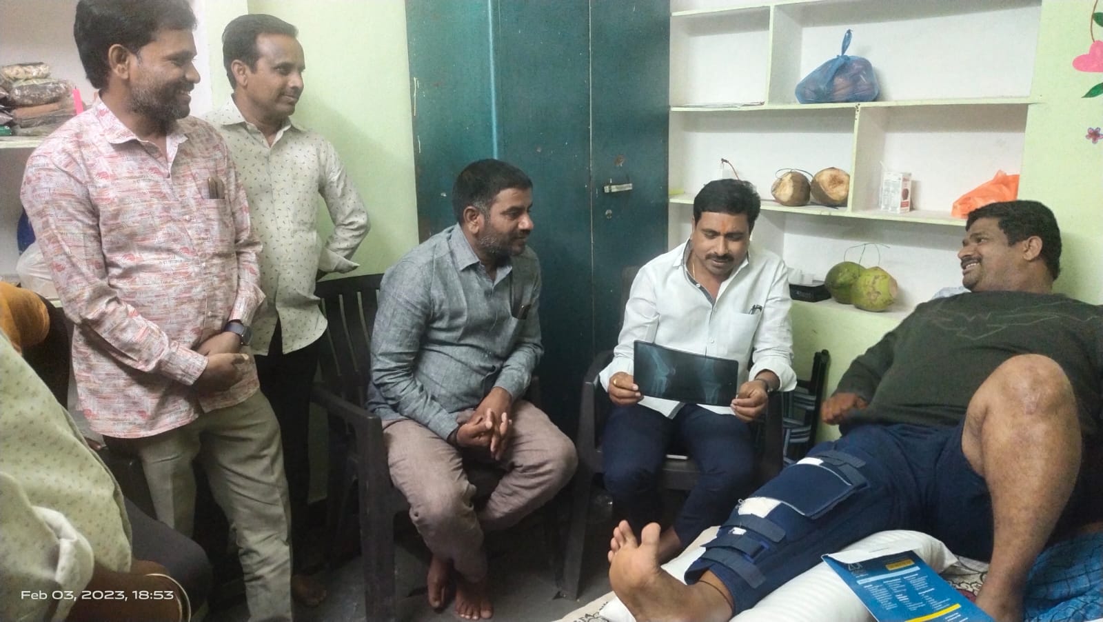 బిర్కడ్‌ రఘుకు బీసీ నేత పరామర్శ